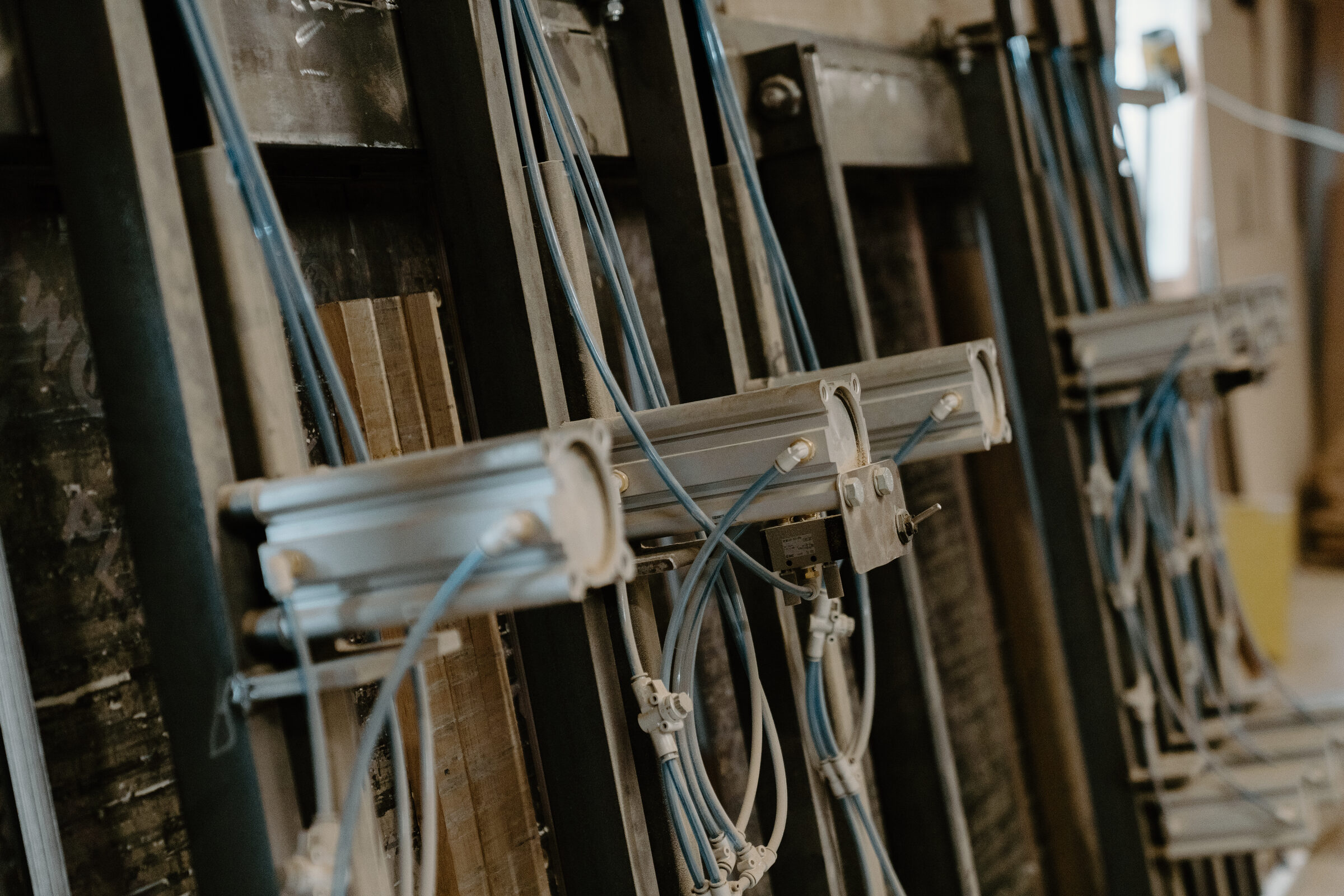 Hydraulic press rails in the gluing bay