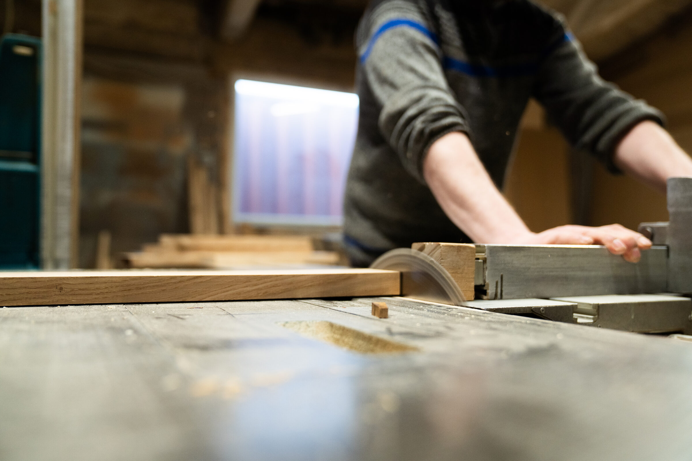 Cutting timber on the table saw
